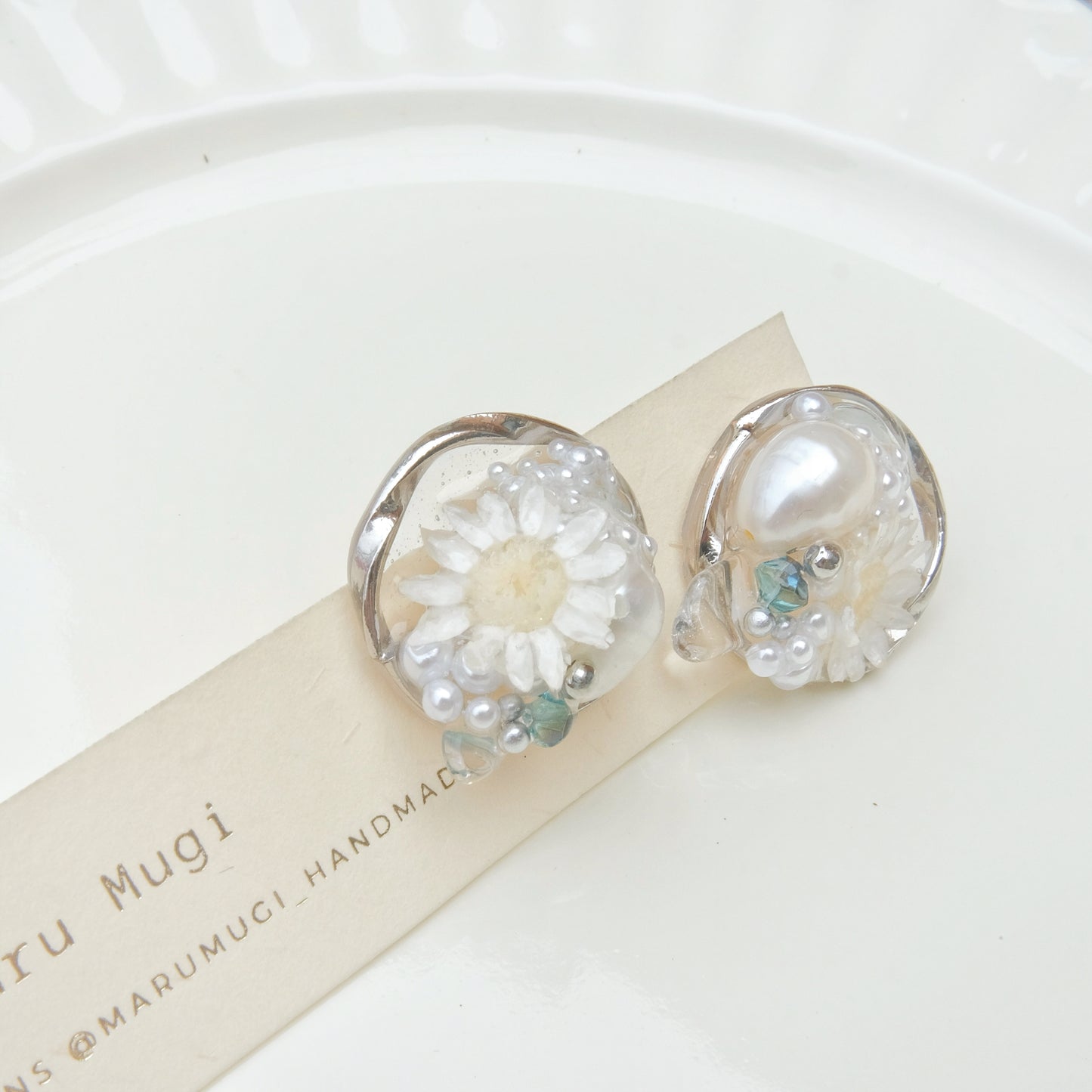 【夏セール10%off】「🧊氷×花」ピアス・イヤリング交換可 ドライフラワー 夏アクセサリー うるうる 樹脂ピアス 天然真珠 sv925製ピアスポスト アレルギー対応 2025夏限定