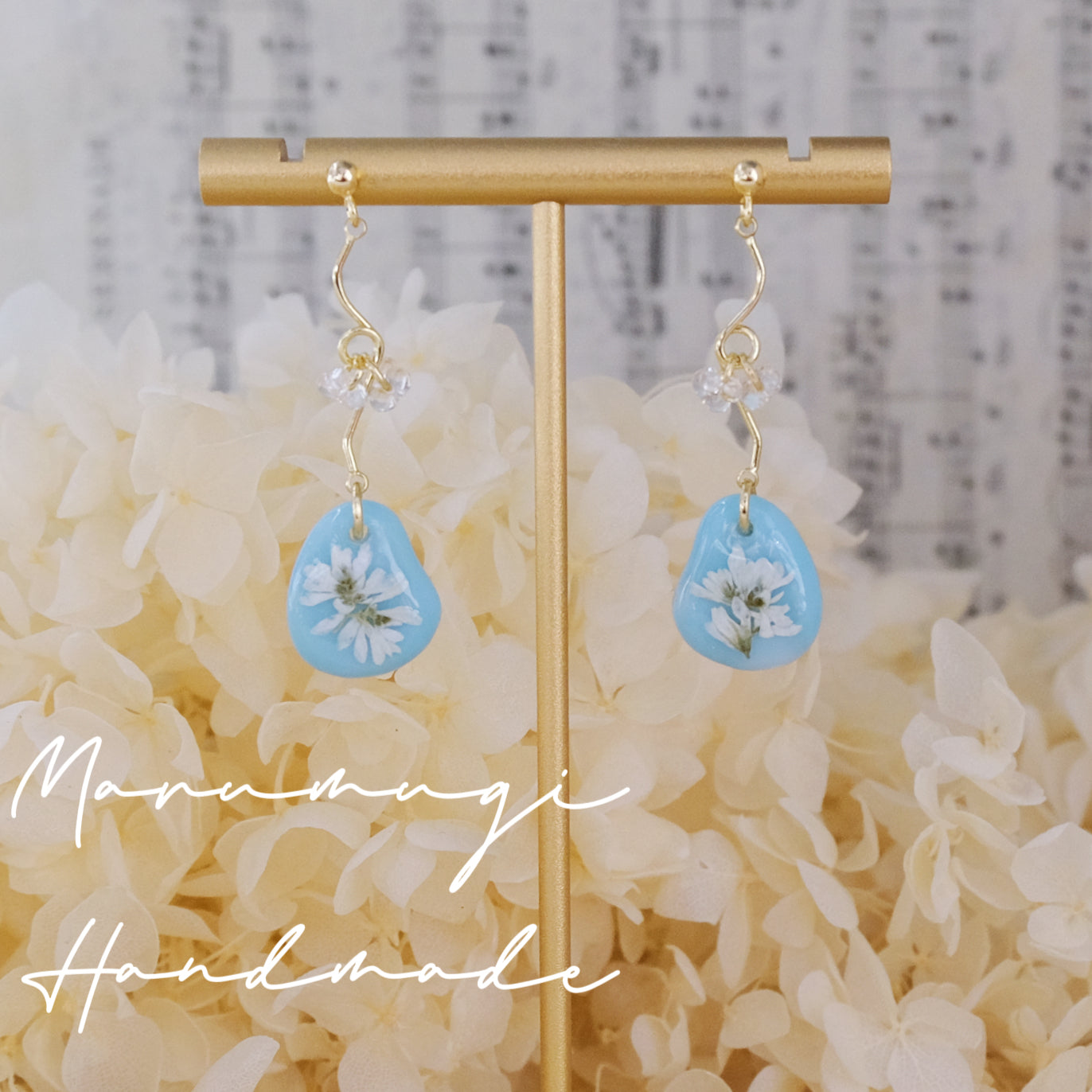 現品「パールブルーx白花」ゆらゆらピアス(イヤリングにも変更可)