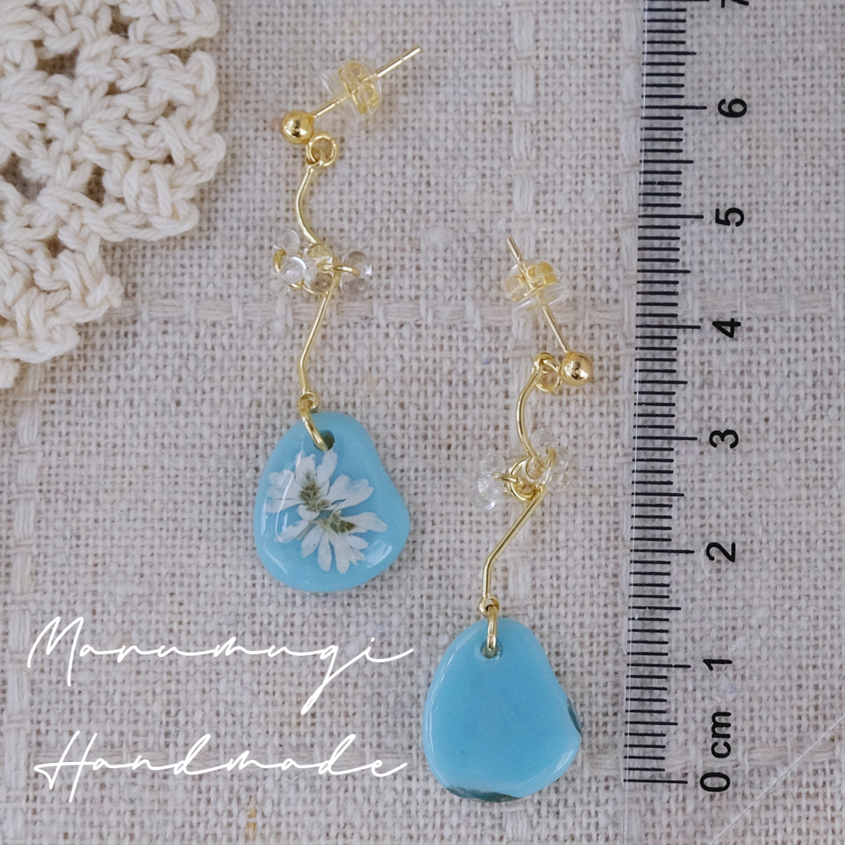 現品「パールブルーx白花」ゆらゆらピアス(イヤリングにも変更可)