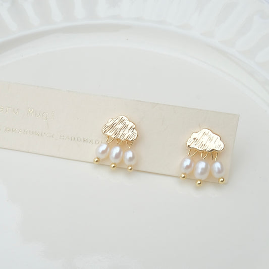 【夏セール10%off】 14kgf「雨の日」🌧️天然淡水パール　ピアス・イヤリング交換可 雨の日　パール×雫　六月 夏アクセサリー 小粒天然パール