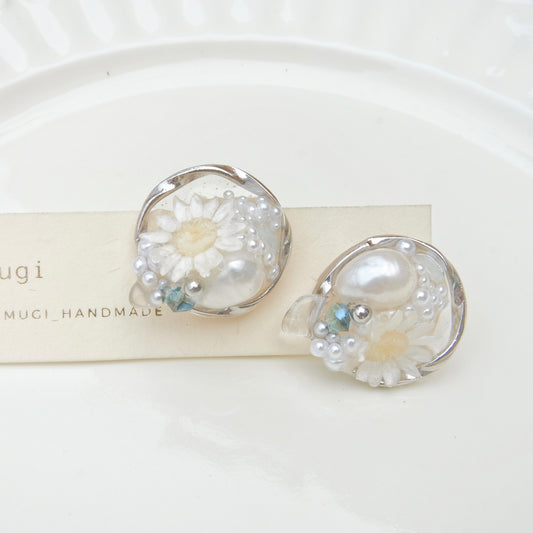 【夏セール10％off】「🧊氷×花」ピアス･イヤリング交換可　ドライフラワー 夏アクセサリー うるうる 樹脂ピアス 天然真珠 sv925製ピアスポスト アレルギー対応　2025夏限定