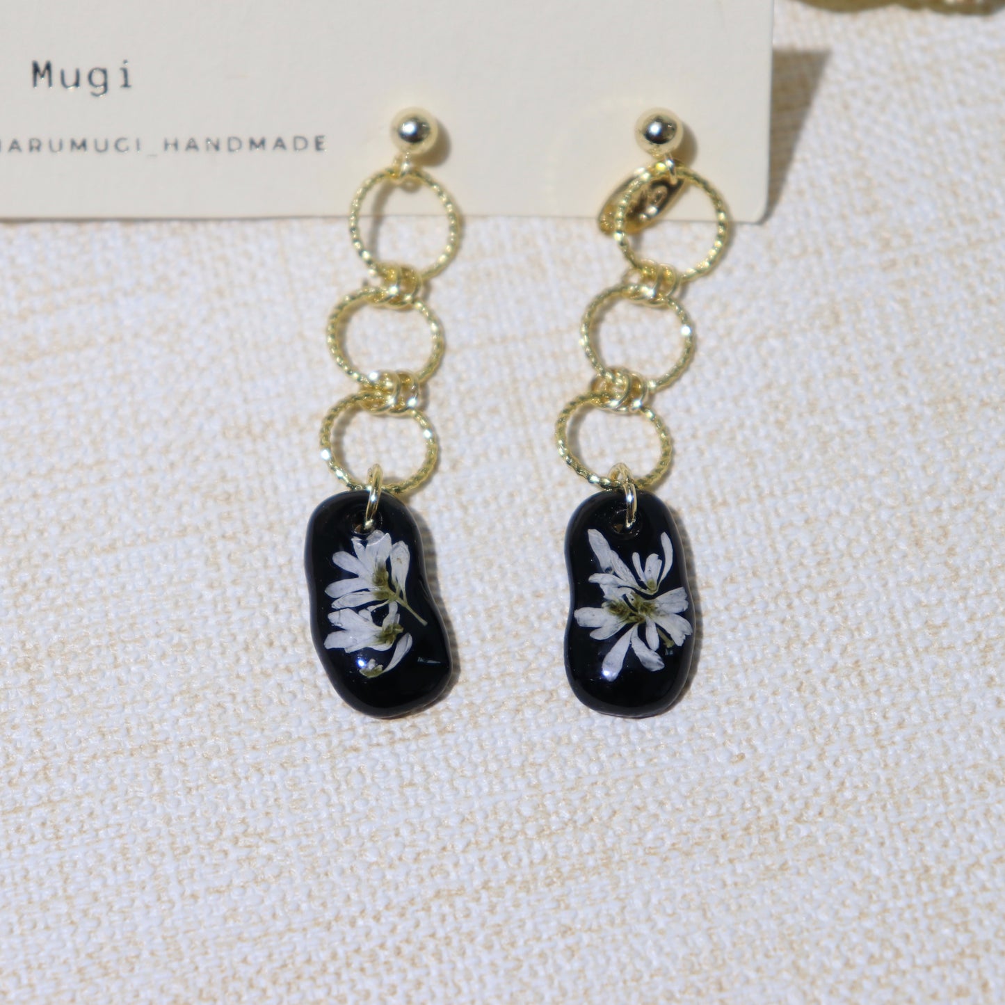 現品「Black×デージー」ピアス･ロングピアス(イヤリングにも変更可)