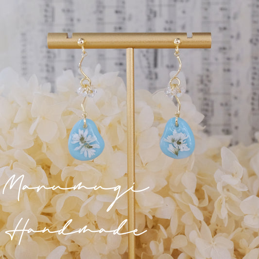 現品「パールブルーx白花」ゆらゆらピアス（イヤリングにも変更可）
