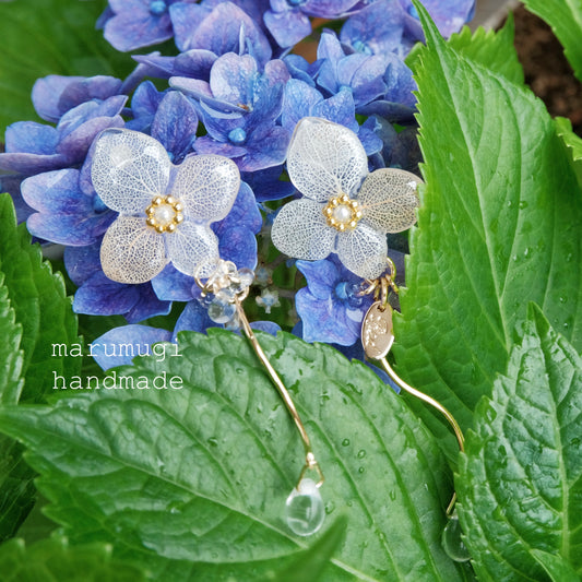 【夏セール10%off】雨上がりの小さな紫陽花ピアス/イヤリング交換可 揺れる雫　14kgf sv925製ピアスポスト