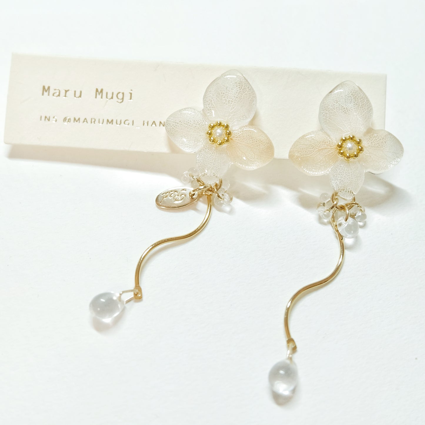 【夏セール10%off】雨上がりの小さな紫陽花ピアス/イヤリング交換可 揺れる雫　14kgf sv925製ピアスポスト