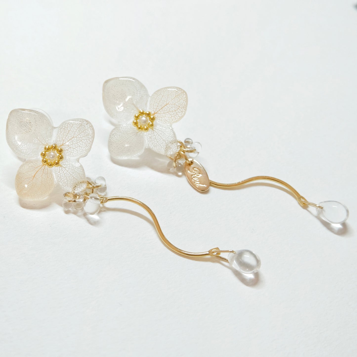 【夏セール10%off】雨上がりの小さな紫陽花ピアス/イヤリング交換可 揺れる雫　14kgf sv925製ピアスポスト