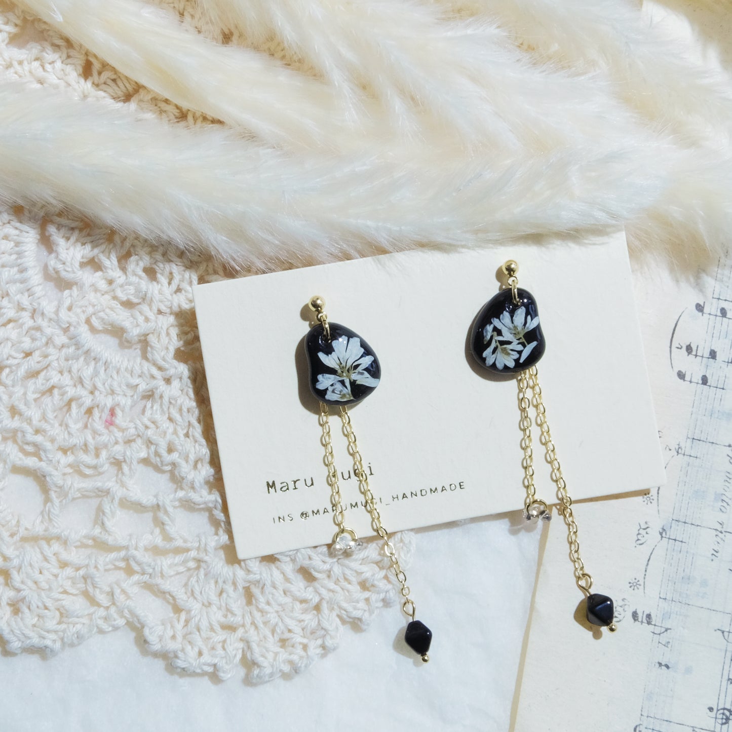 現品「Black×デージー」ピアス･ロングピアス(イヤリングにも変更可)