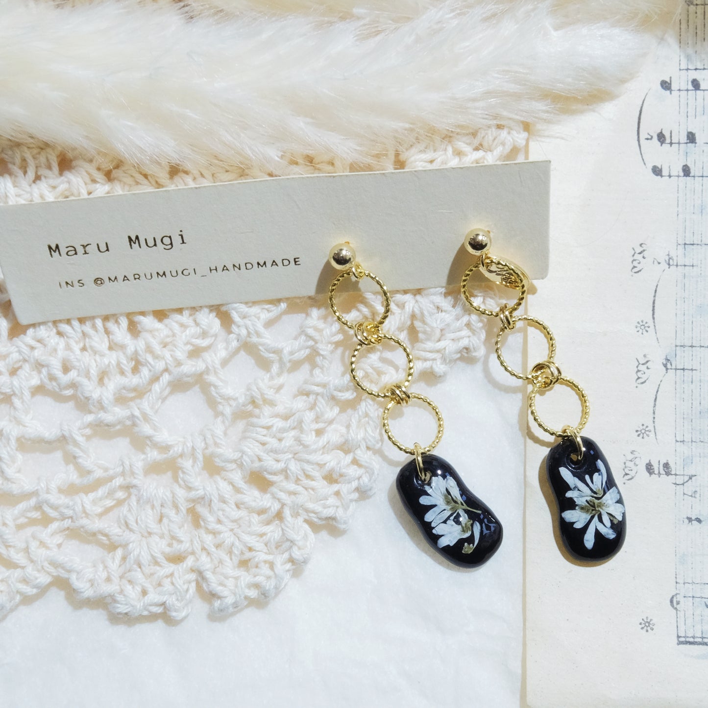 現品「Black×デージー」ピアス･ロングピアス(イヤリングにも変更可)