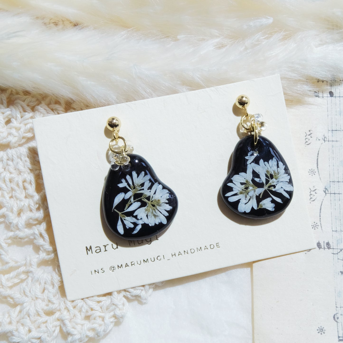 現品「Black×デージー」ピアス･ロングピアス(イヤリングにも変更可)