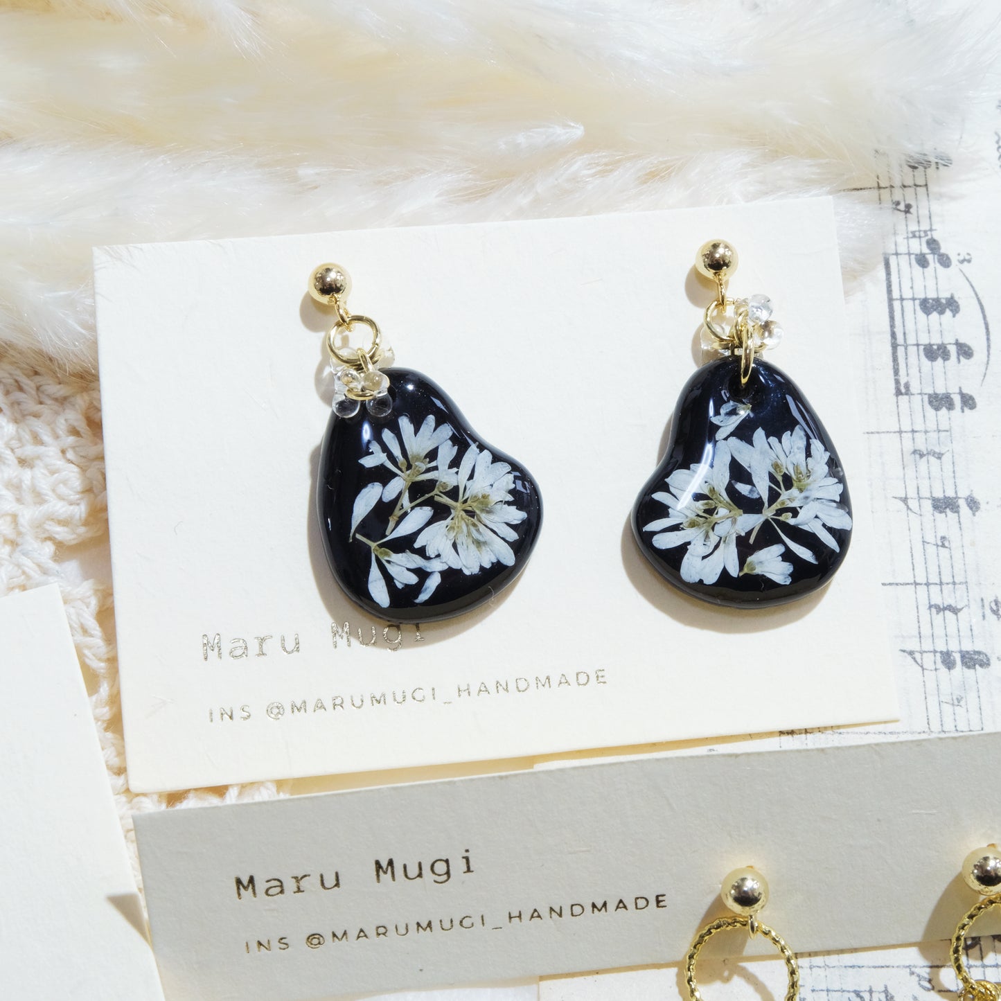 現品「Black×デージー」ピアス･ロングピアス(イヤリングにも変更可)