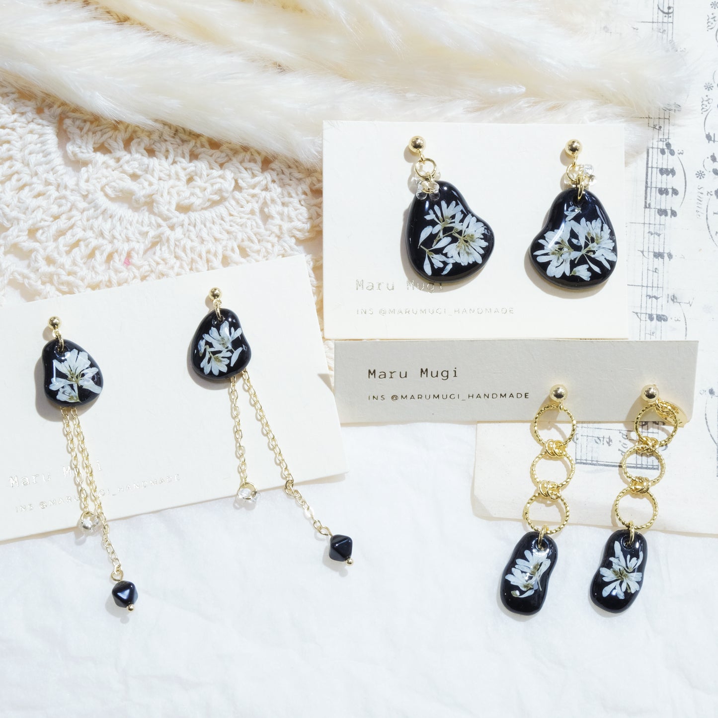 現品「Black×デージー」ピアス･ロングピアス(イヤリングにも変更可)