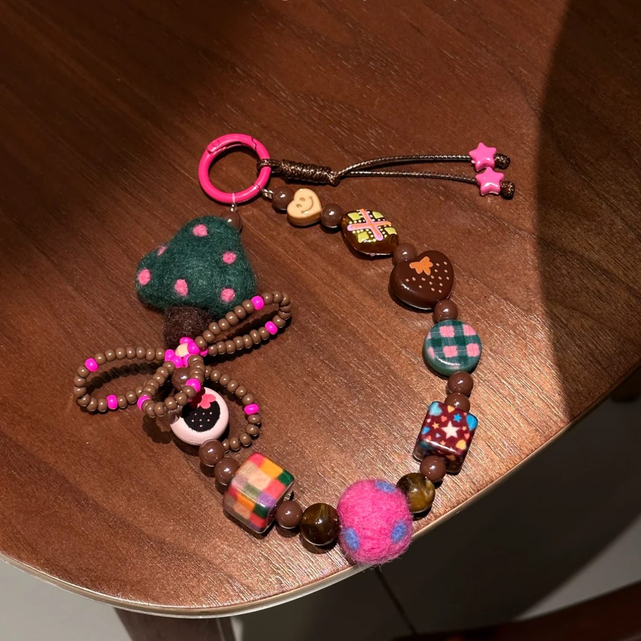 ［予約終了］ハンドメイド「ふわふわキノコ」スマホストラップ（ストラップホルダー付き）