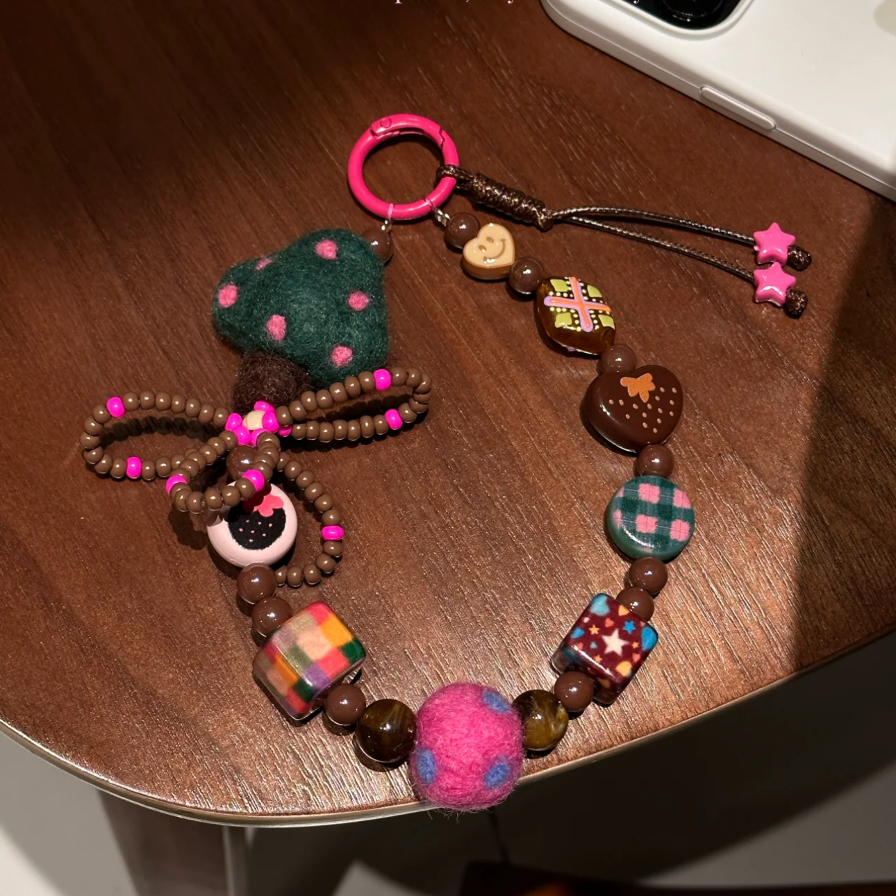 ［予約終了］ハンドメイド「ふわふわキノコ」スマホストラップ（ストラップホルダー付き）