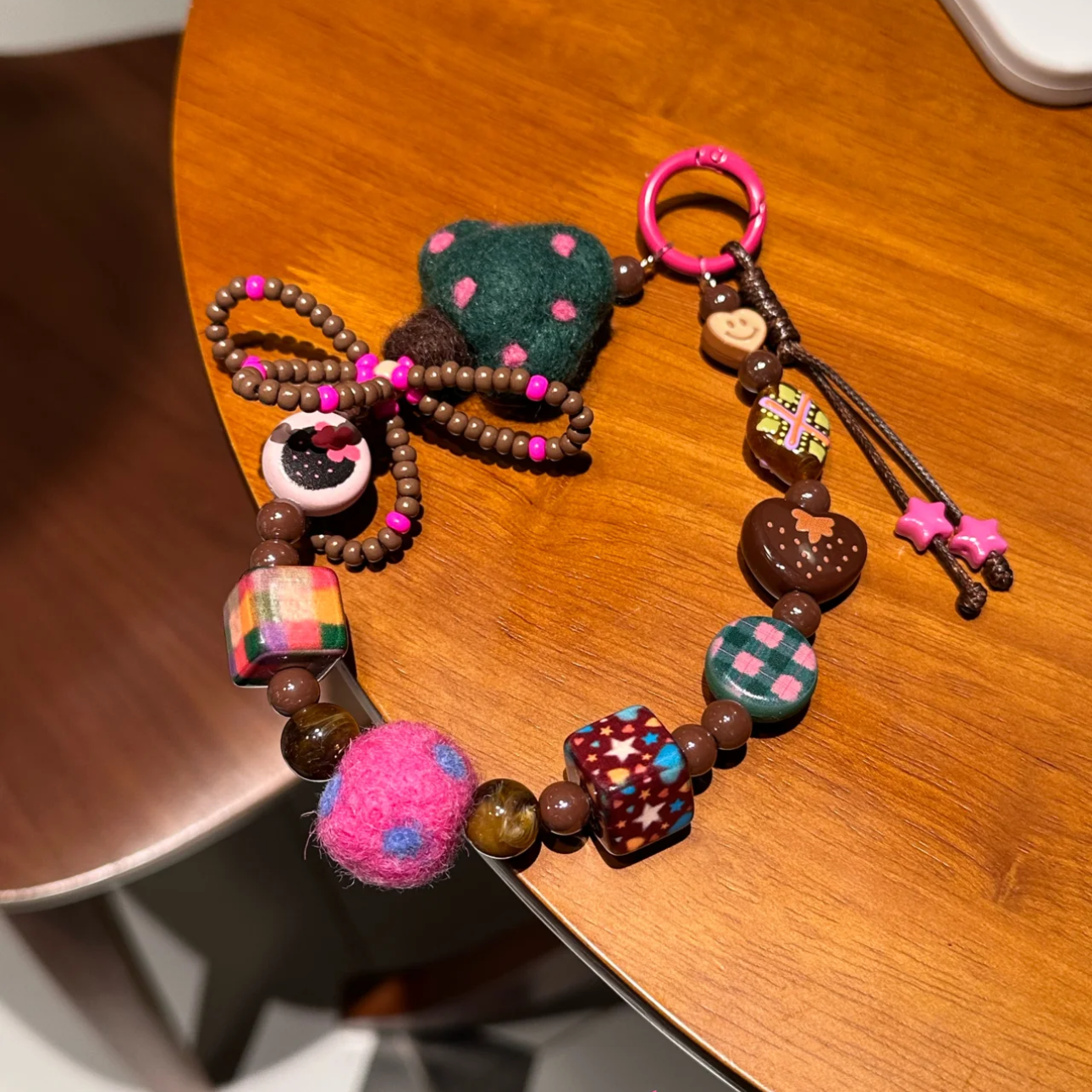 ［予約終了］ハンドメイド「ふわふわキノコ」スマホストラップ（ストラップホルダー付き）