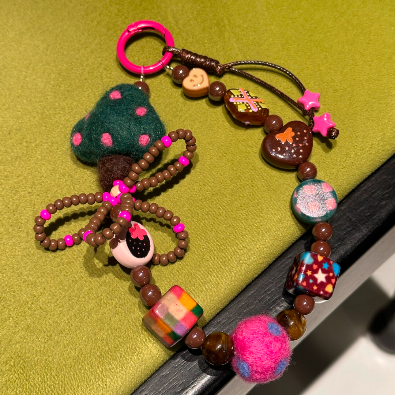 ［予約終了］ハンドメイド「ふわふわキノコ」スマホストラップ（ストラップホルダー付き）