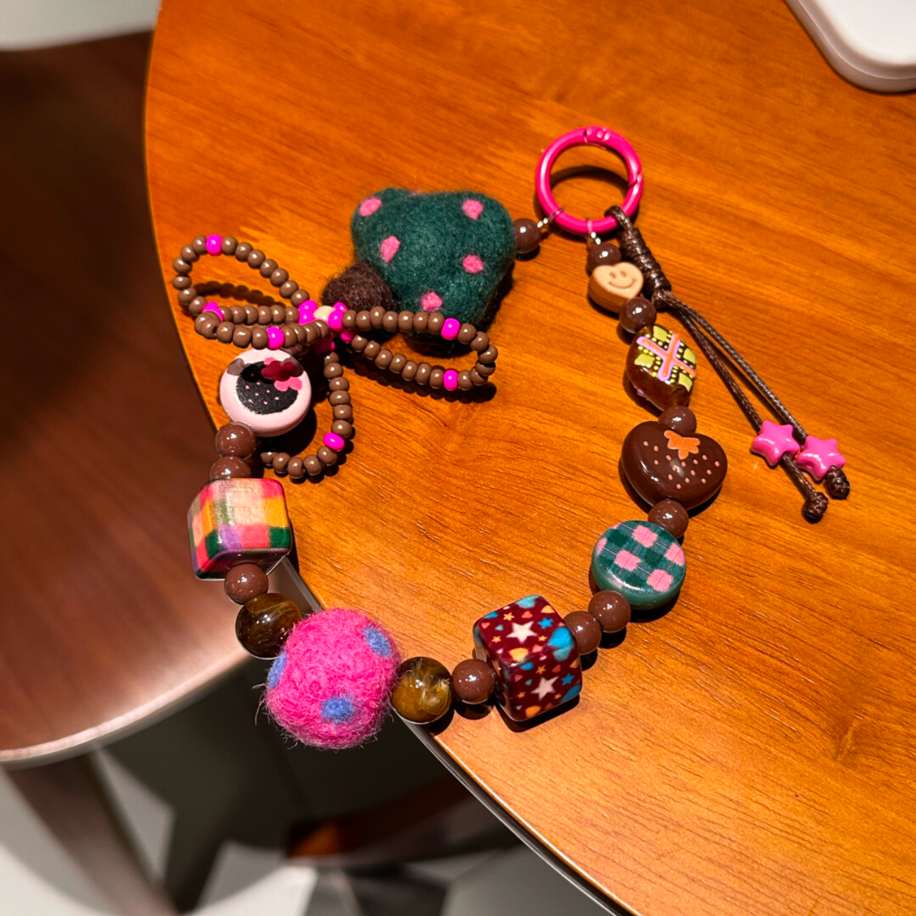［予約終了］ハンドメイド「ふわふわキノコ」スマホストラップ（ストラップホルダー付き）